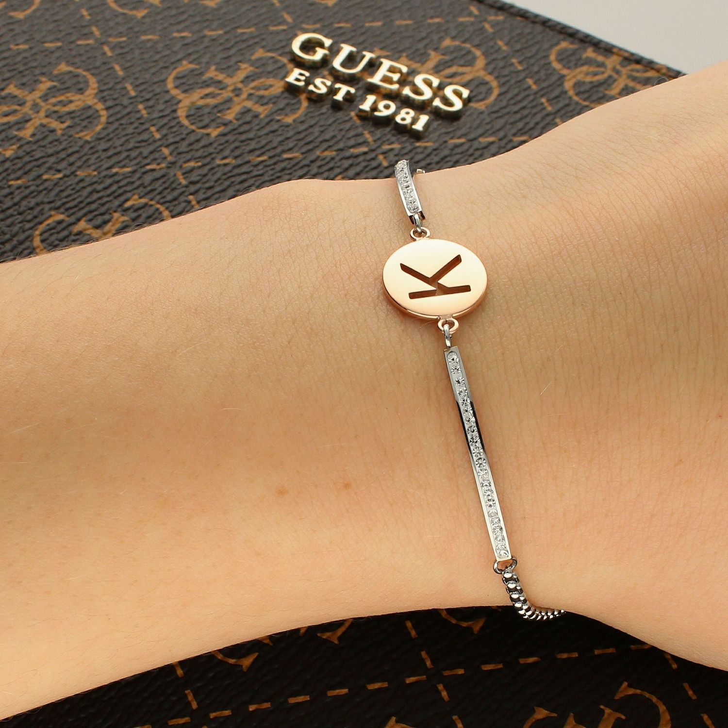 Bransoletka Nomination Italy z kolekcji Milleluci Letters. Wykonana ze stali szlachetnej, zdobiona mieniącymi się, błyszczącymi cyrkoniami pave oraz zawieszką z literą K w kolorze różowego złota..jpg